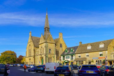 Stow-on-the-Wold, İngiltere - 18 Ekim 2022: Stow-On-the-Wold, İngiltere, İngiltere, İngiltere 'de yerel halk ve ziyaretçilerle birlikte tarihi belediye binasının görüntüsü