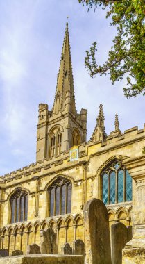 Stamford, İngiltere - 22 Eylül 2022: All-Saints Kilisesi 'nin ve onun Stamford' daki mezarlığının görüntüsü,