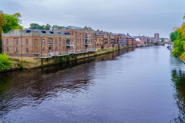 York, İngiltere - 22 Eylül 2022: Ouse Nehri manzarası, York, Kuzey Yorkshire, İngiltere, İngiltere 'de eski tuğla binalar