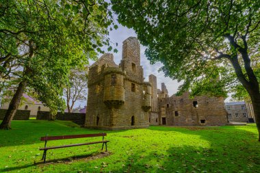 Kirkwall, İngiltere - 03 Ekim 2022: Piskopos ve Earl Palace 'ın Kirkwall, Orkney Adaları, İskoçya, İngiltere' deki bahçesi