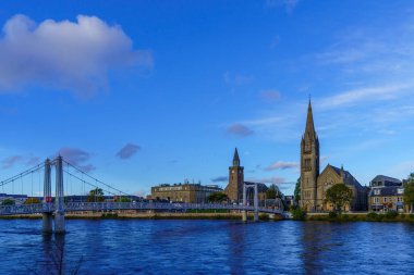 Inverness, İngiltere - 05 Ekim 2022: Greig Caddesi Köprüsü, Ness Nehri üzerinde ve Inverness, İskoçya, İngiltere 'deki kiliseler
