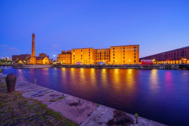 Liverpool, İngiltere - 07 Ekim 2022: İngiltere, Merseyside, İngiltere 'de Ay' la birlikte Royal Albert Dock 'un akşam manzarası