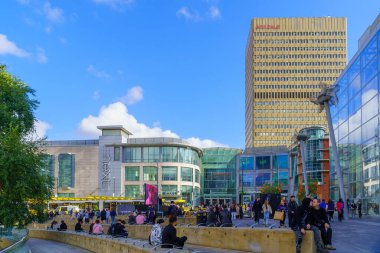 Manchester UK - Ekim 08, 2022: Değişim Meydanı Sahnesi, yerel işletmeler, yerel halk ve ziyaretçiler, Manchester, İngiltere, İngiltere