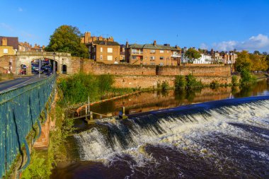Chester, İngiltere - 10 Ekim 2022: Eski şehir duvarlarındaki Köprü Kapısı, Chester, Cheshire, İngiltere, İngiltere