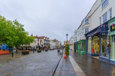 Wells, İngiltere - 14 Ekim 2022: Wells, Somerset, İngiltere, İngiltere 'deki çeşitli binalar, yerliler ve ziyaretçilerle sokak manzarası