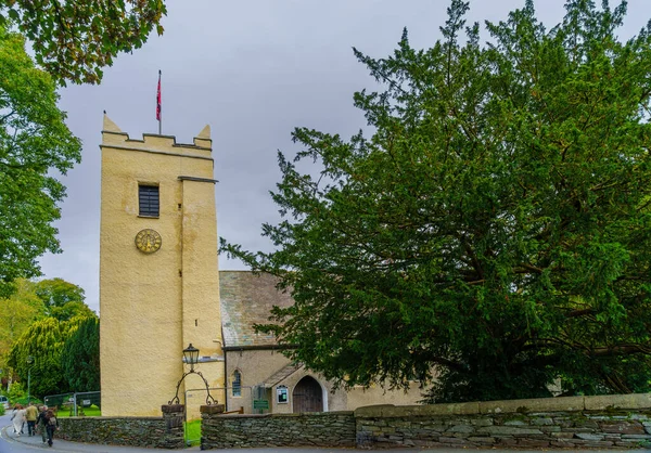 英国格拉斯莫尔 2022年9月25日 英国坎布里亚湖区格拉斯莫尔的圣奥斯瓦德教堂的景观 与当地人和游客在一起 — 图库照片