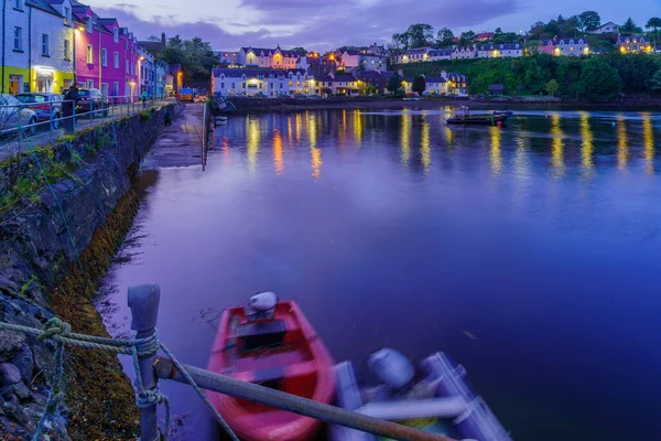 2022年9月30日 英国苏格兰内赫布里底斯凯岛波特里港的夜景 与船只和当地企业一起游览 — 图库照片