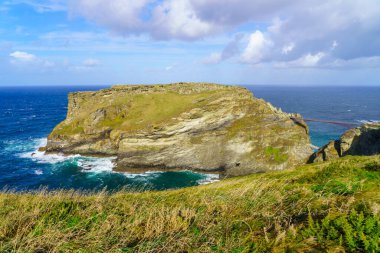Tintagel, Cornwall, İngiltere 'deki köprü ve kale harabelerinin manzarası.