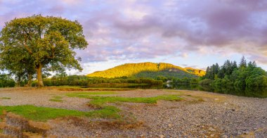 Keswick yakınlarındaki Derwentwater Gölü 'nün günbatımı manzarası, Cumbria, İngiltere