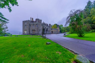 Bulutlu bir günde Balloch Şatosu ve Country Park manzarası, Lomond Gölü, İskoçya, İngiltere