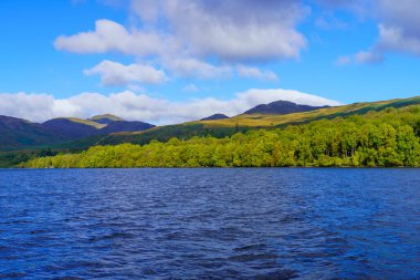 Lomond Gölü 'ndeki Katrine Gölü manzarası ve Trossachs Ulusal Parkı, İskoçya, İngiltere