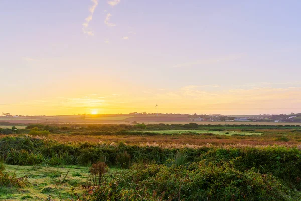 イギリス コーンウォールの田舎の風景の上の日の出の眺め — ストック写真