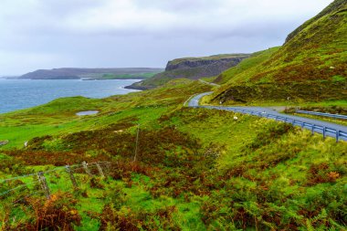 Skye Adası 'ndaki kıyı manzarası, İç Hebrides, İskoçya, İngiltere