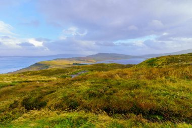 Storr Yolu 'ndaki kayaların ve otların günbatımı manzarası, Skye Adası, İç Hebrides, İskoçya, İngiltere