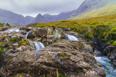 Peri havuzlarındaki şelale ve havuz manzarası, Skye Adası, Inner Hebrides, İskoçya, İngiltere