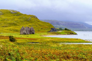 İskoçya, İngiltere 'deki harabe Calda House, Loch Assynt manzarası