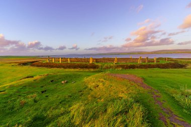 Anakara Orkney, İskoçya 'daki Brodgar Taş Çemberi' nin günbatımı manzarası.