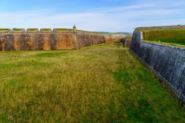 İskoçya, İngiltere 'deki Fort George tarihi kalesinin hendeğinin manzarası.
