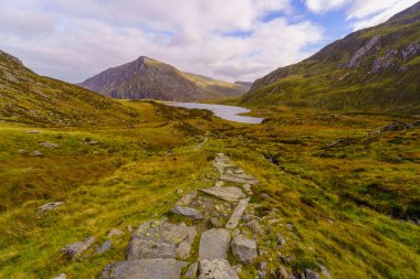 Manzara ve Llyn Idwal gölü, Snowdonia Ulusal Parkı, Galler 'in kuzeyi, İngiltere