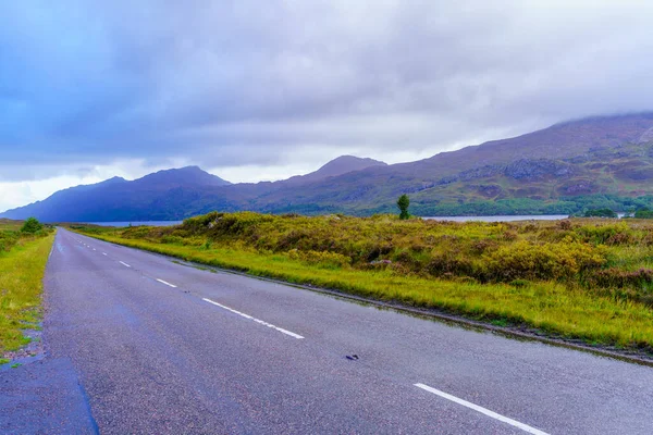 Wester Ross, İskoçya, İngiltere 'deki Loch Maree boyunca bir yol manzarası.