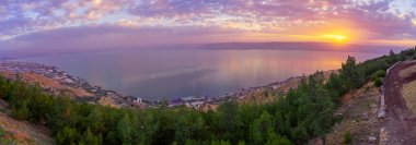 Galilee Denizi 'nin panoramik gündoğumu manzarası, batıdan, kuzey İsrail' den izleniyor.