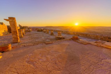 Negev Çölü, Güney İsrail 'deki Nabataean şehri Avdat' ta antik bir kiliseyle günbatımı manzarası