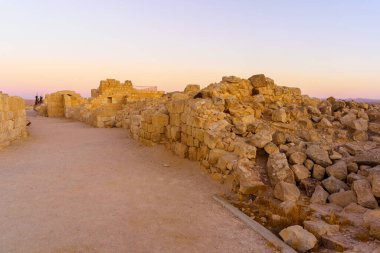 Negev Çölü, Güney İsrail, Nabataean şehri Avdat 'ın antik kalıntılarının günbatımı manzarası