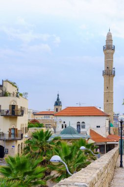 Tel Aviv, İsrail - 29 Kasım 2022: Mahmoudiya Camii minaresi ve şu anda İsrail 'in Tel-Aviv-Yafo kentinin bir parçası olan eski Jaffa' daki diğer binaların görüntüsü