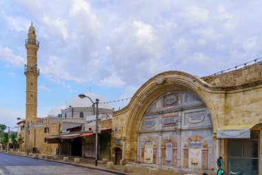Tel Aviv, İsrail - 29 Kasım 2022: Şu anda İsrail 'in Tel-Aviv-Yafo kentinin bir parçası olan eski Jaffa' da Mahmoudiya Camii 'nin sebile sulliman, minare ve kubbelerinin görüntüsü
