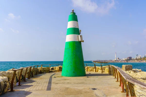 Tel Aviv, İsrail 'deki Marina Deniz Feneri ve sahil şeridi manzarası