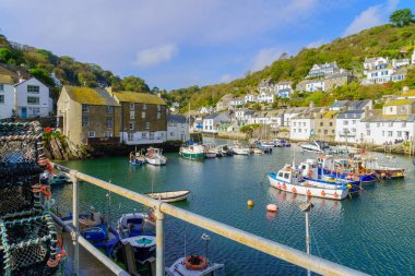 Polperro, İngiltere - 16 Ekim 2022: İngiltere 'nin Cornwall kentindeki Polperro köyünün balıkçı limanının görüntüsü