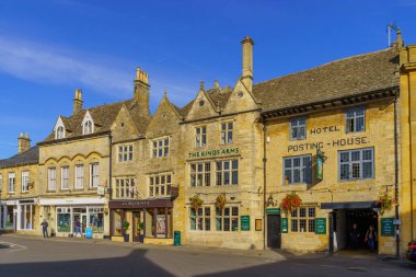 Stow-on-the-Wold, İngiltere - 18 Ekim 2022: Stow-on-the-Wold, İngiltere, İngiltere 'deki çeşitli binalar, yerliler ve ziyaretçilerle sokak manzarası