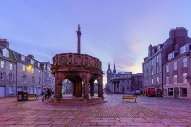Aberdeen, İngiltere - Ekim 06, 2022: Aberdeen şehir merkezindeki Castle Street 'in günbatımı manzarası, yerli halk ve ziyaretçilerle birlikte. İskoçya, İngiltere