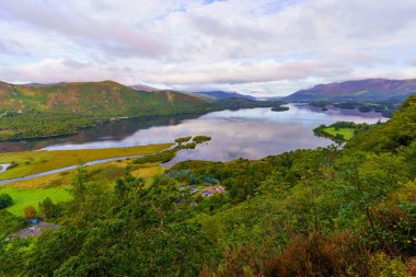 Derwent Nehri ve Derwentwater Gölü manzarası, Cumbria, İngiltere, İngiltere