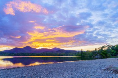 Keswick yakınlarındaki Derwentwater Gölü 'nün günbatımı manzarası, Cumbria, İngiltere