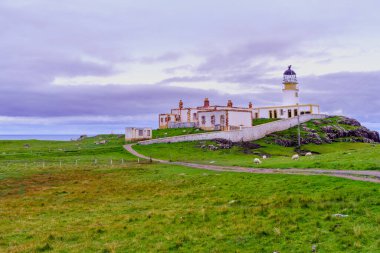 Neist Point Deniz feneri, sahil uçurumları ve kayaların günbatımı manzarası, Skye Adası, Inner Hebrides, İskoçya, İngiltere