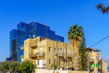 Hayfa, İsrail - 22 Aralık 2022: Akdeniz 'deki Hadar Haifa, İsrail' deki eski taş bina ve modern cam bina manzarası