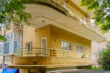 Hayfa, İsrail - 23 Aralık 2022: Uluslararası stil (Bauhaus) binasının görüntüsü, Hadar HaCarmel Mahallesi, Hayfa, İsrail