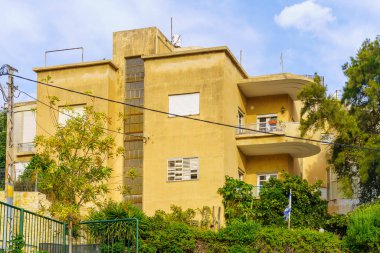 Hayfa, İsrail - 23 Aralık 2022: Uluslararası stil (Bauhaus) binasının görüntüsü, Hadar HaCarmel Mahallesi, Hayfa, İsrail