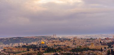 Eski Kudüs 'ün günbatımı manzarası, tapınak tepesi, Kutsal Mezar Kilisesi, ve diğer anıtlar.