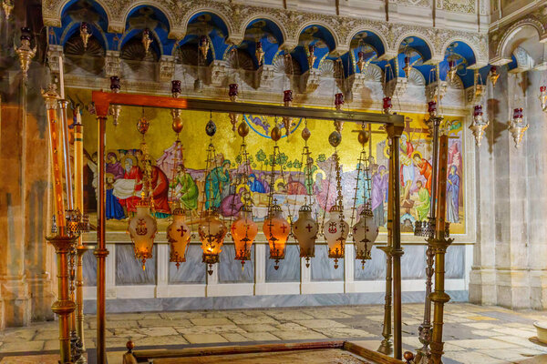 Иерусалим, Израиль - 24 декабря 2022 года: Канун Рождества Христова вид на храм Гроба Господня, в старом городе Иерусалиме, Израиль