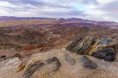İsrail 'in güneyindeki Tzfahot Dağı' ndan Eilat dağlarının kış manzarası