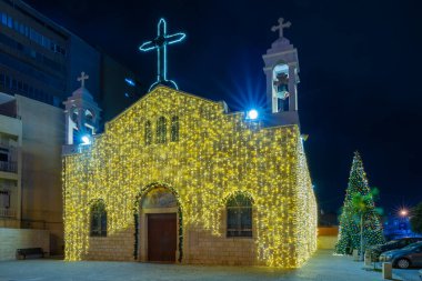 İsrail 'in Hayfa kentindeki Yunan-katolik Aziz Elijah Katedrali' nin (Aziz Elias Yunan-Melkite, Mar-Elias) Noel ağacı ve tatil süslemeleriyle manzarası