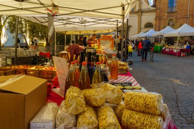 Monza, İtalya - 27 Şubat 2022: Piazza Carrobiolo 'daki pazar sahnesi, yerel halk ve ziyaretçilerle, Monza, Lombardy, Kuzey İtalya
