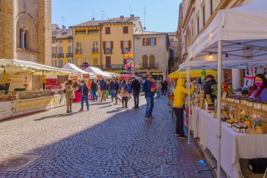 Crema, İtalya - 27 Şubat 2022: Katedral (Duomo) meydanında Crema, Lombardy, Kuzey İtalya 'da yerel halk ve ziyaretçilerin olduğu karnaval sahnesi