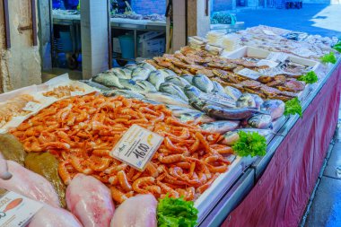 Venedik, İtalya - 02 Mart 2022: Rialto pazarı sahnesi, deniz ürünleri satışta, Venedik, Veneto, Kuzey İtalya