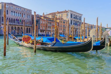 Venedik, İtalya - 02 Mart 2022: Gondol manzarası, Büyük Kanal, Venedik, Veneto, Kuzey İtalya