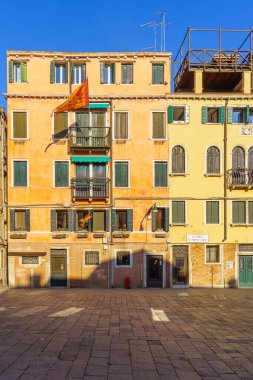 Venedik, İtalya - 02 Mart 2022: Venedik, Veneto, Kuzey İtalya 'daki Campo San Silvestro Meydanı