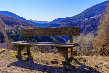 Dolomites dağlarındaki bir bank ve manzara, açık bir kış günü, Trentino, Kuzey İtalya
