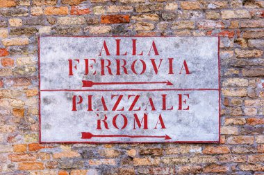 Venedik, Veneto, Kuzey İtalya 'da tipik bir yön işareti görülüyor. Metin merkezi kare isimleridir